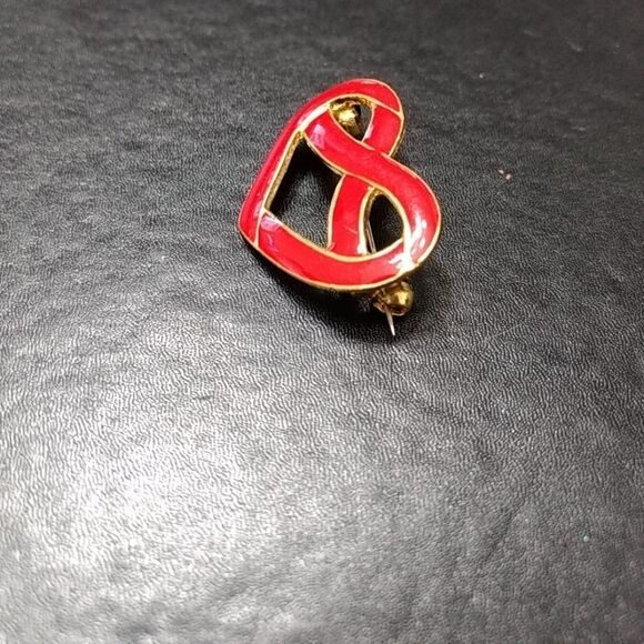 Gold tone red enamel heart brooch - Picture 3 of 8